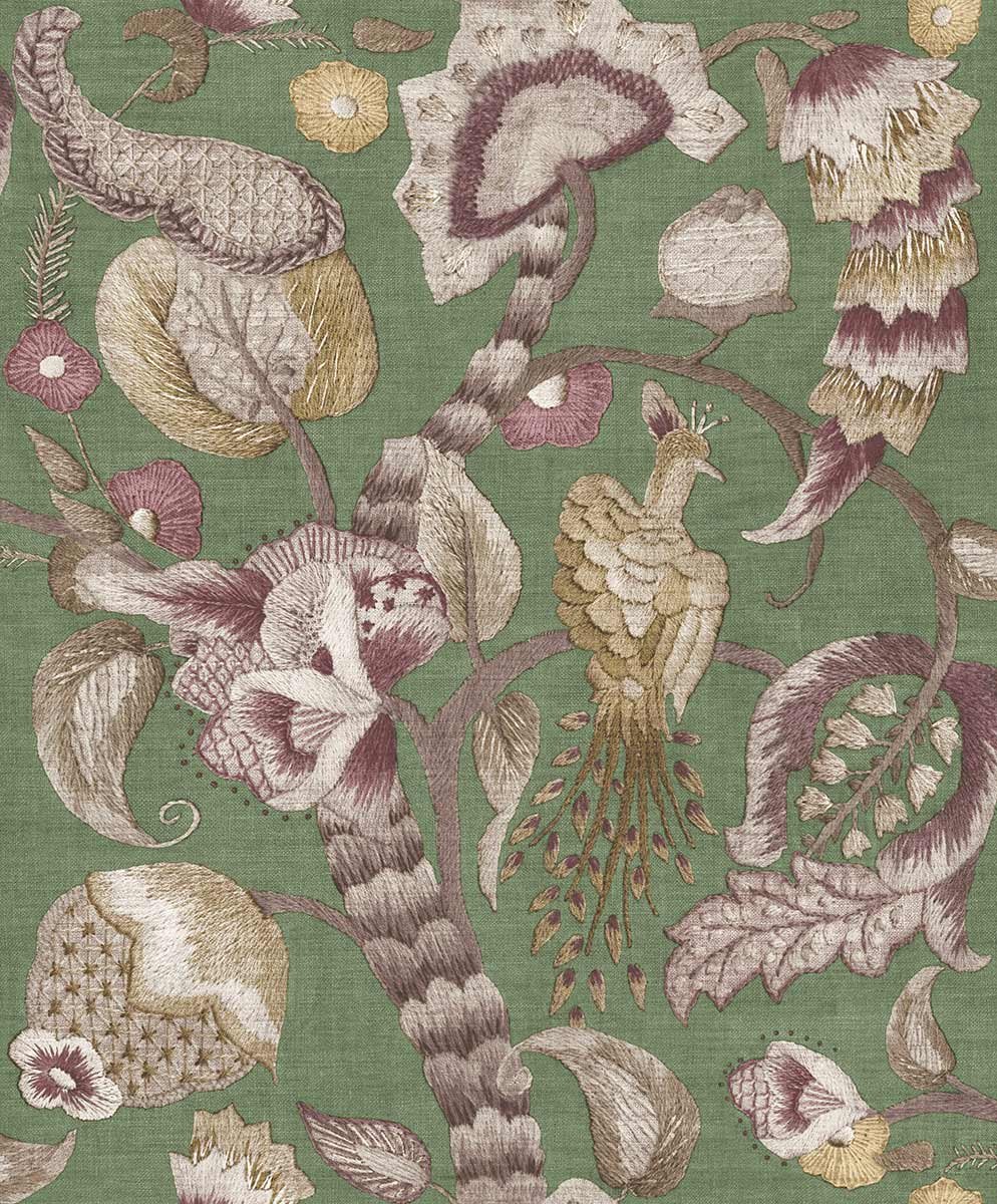 Parete decorata con carta JADAAL verde salvia, motivo botanico e uccello del paradiso ricamato.