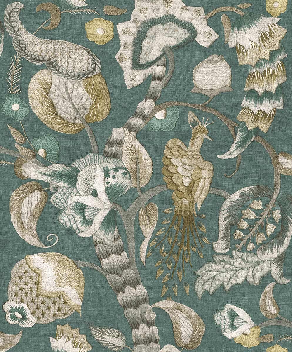 Carta da parati lusso blu petrolio con trama materica di fiori e uccelli esotici.