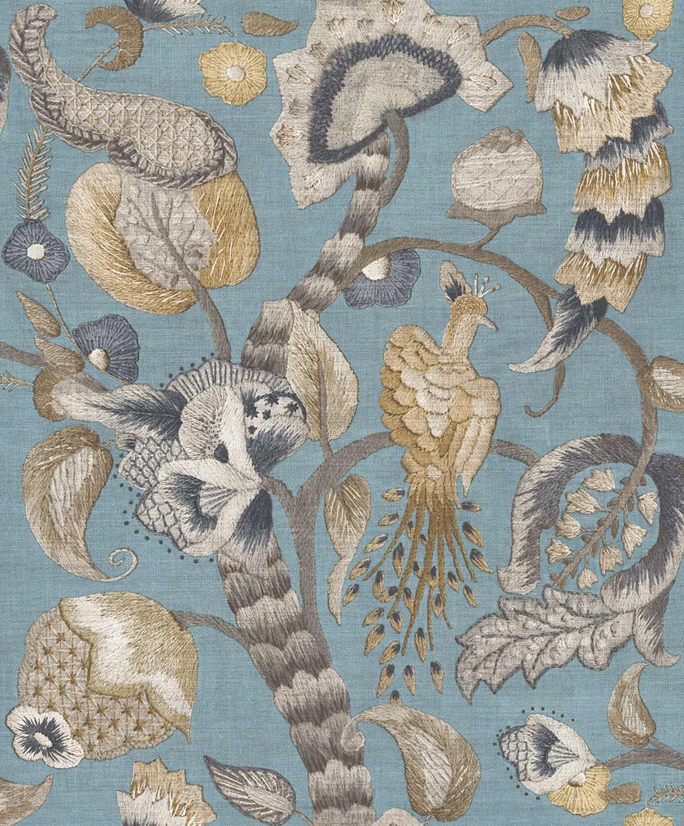 Sfondo per pareti azzurro polvere JADAAL con eleganti ricami di uccelli e rami sinuosi.