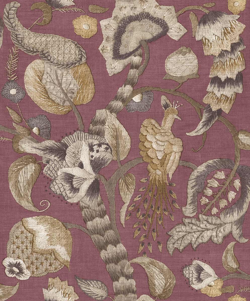 Carta da parati JADAAL color malva scuro con ricamo artistico di pavone e natura esotica.