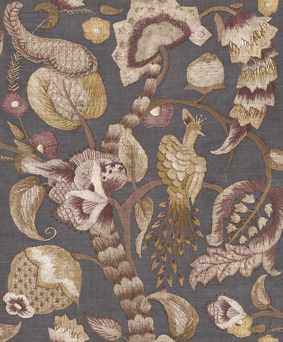 Dettaglio carta da parati grigio scuro antracite con contrasti chiari di fiori e uccelli ricamati.