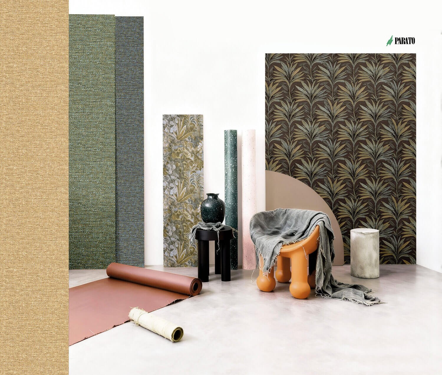 Natura morta con rotoli e cubi di carta da parati ornamentale JAIPUR in toni neutri e dorati, effetto ricamo di uccelli esotici.